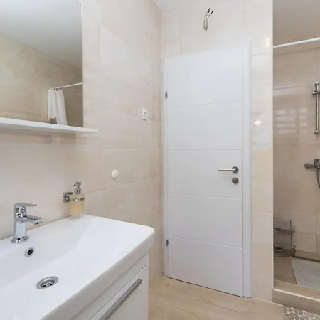 Crystal Макарска