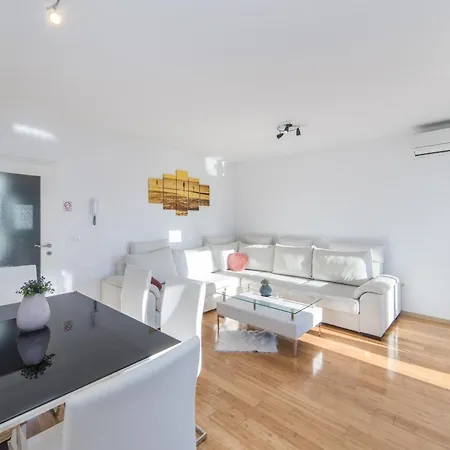 Crystal מאקרסקה